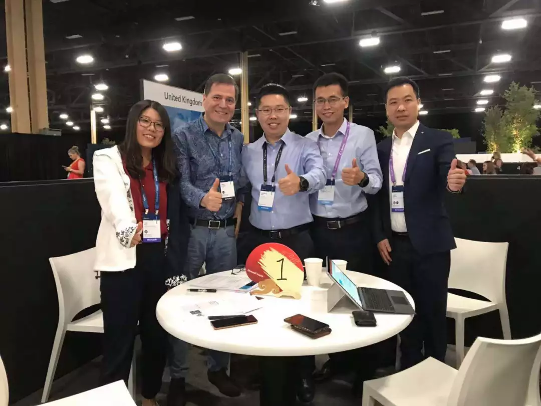 微軟大中華區董事長兼首席執行官柯睿杰（Alain Crozier）（左二）及其團隊與瑞泰信息聯合創始人孫海東（左三）和 TO C 事業部總經理葛開鋼（右二）圓桌會談